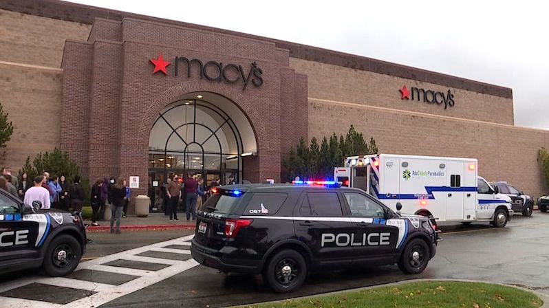 Střelba v nákupním centru v USA, dva mrtví, čtyři zranění
